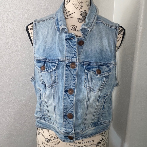 American Eagle Outfitters Jackets & Blazers - American Eagle Mid-wash Cropped Denim Vest Large
